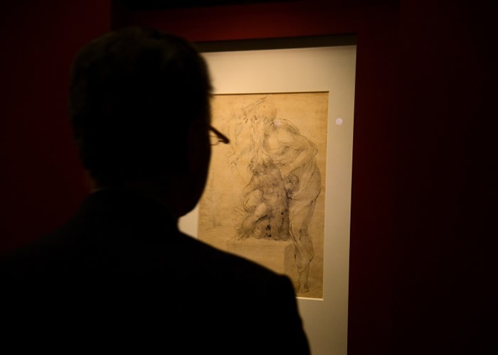 罗马展出米高安哲罗的素描。