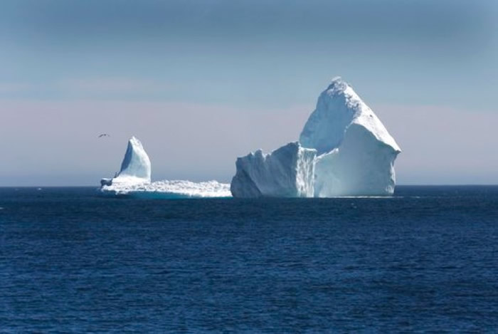 冰山外表呈现冰蓝色。