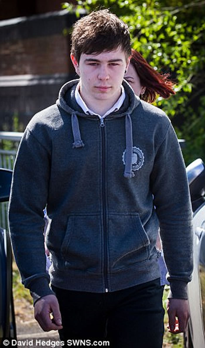 Ӣ����Ĭ���ؿ�19��ũ��ѧͽ��Ϊʧ������ţ����Ѫ����