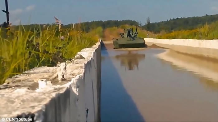 俄军研发无人坦克The Vikhr 穿过水陆两路如遥控车