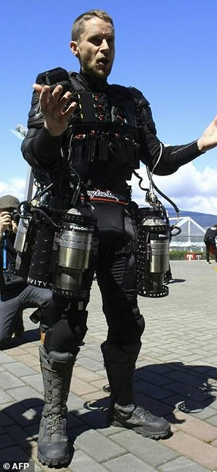 现实版“铁甲战衣”?英国发明家Richard Browning试飞成功