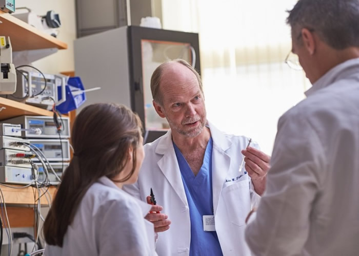 弗拉克(中)盼望人造子宫可协助早产婴顺利发展。