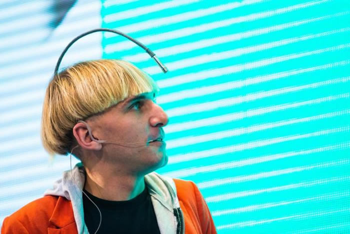 ɭNeil Harbissonͷװÿɽɫת­ϵ𶯣ɫʡ /PHOTOGRAPH BY MAREK ZAK
