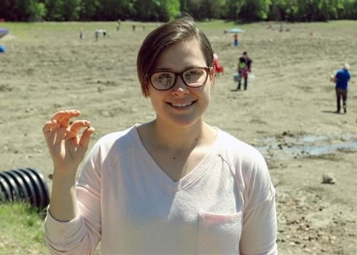 ����Ů�Ӹոնȹ�25������ ǰ������ɫ����ʯ���Ե���������ʯ