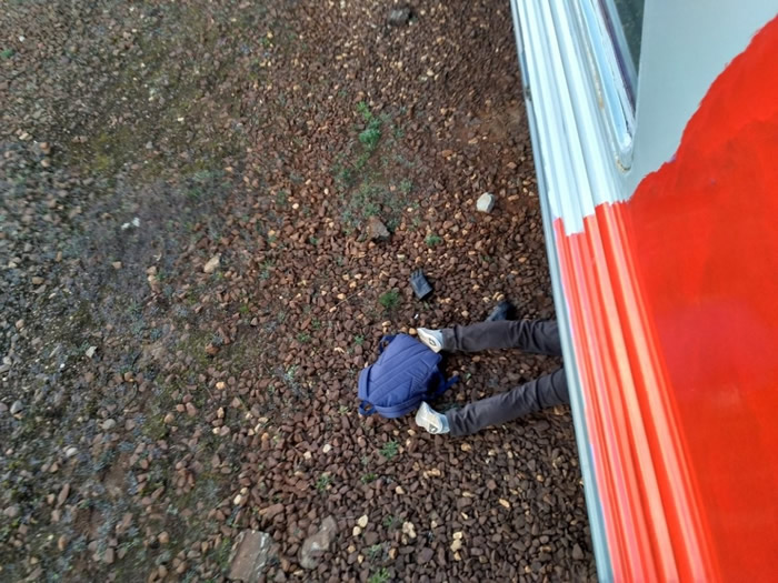 俄罗斯男子俯卧铁轨上 列车来立刻伸头当场死亡