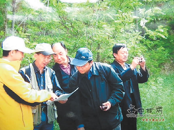 (左起)李盛华、黄慰文、刘玉林、刘武、张怀群在牛角沟现场。