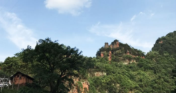 贵州习水县河边疑似发现60多枚恐龙脚印化石