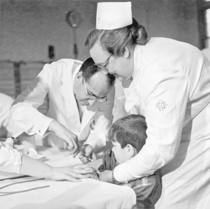 1954年2月,约拿斯‧沙克医师(Dr. Jonas Salk)为宾州匹兹堡菲里克小学的8岁男童施打一剂试验性质的小儿麻痹疫苗。 /PHOTOGRA