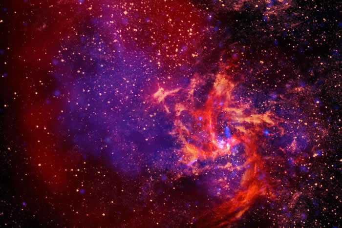 地面的电波天文台再加上两架太空望远镜的协力观测,造就了这张星系中心的影像。 / PHOTOGRAPH BY NRAO, AUI, NSF