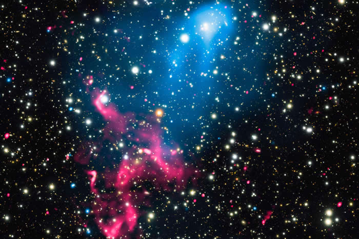 两个相撞的星系扫过超大质量黑洞的爆发,在各个波段都发出亮光。 / PHOTOGRAPH BY NASA, CXC, SAO, R. VAN WEEREN ET