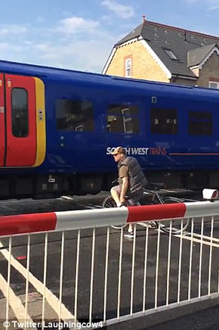 Ӣ���׶����ӷǷ������� ��������г�ײ��