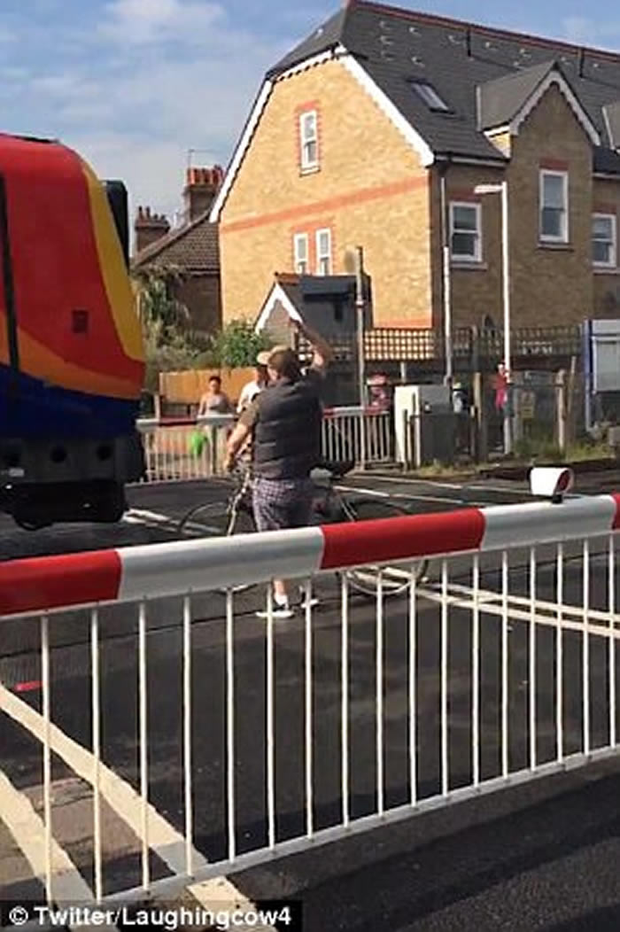 Ӣ���׶����ӷǷ������� ��������г�ײ��