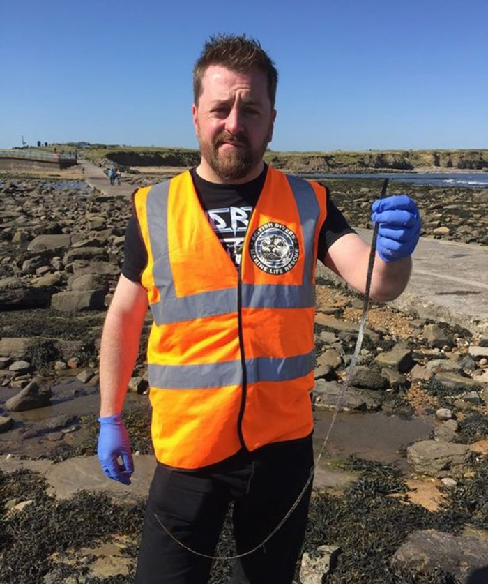 伊尔德顿痛斥人类把废物随便丢弃到海洋是不负责任行为。