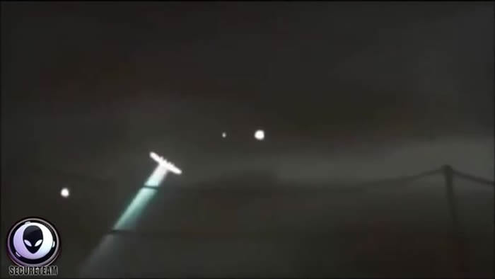 UFO专家认为在法国、中国和澳大利亚天空中发现的发光物体可能是一个巨大的太空船
