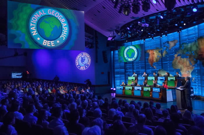 С�۷��ܾ����ڹ��ҵ���ѧ�Ừʢ���ܲ������þ��У���Mo Rocca���������ˡ� PHOTOGRAPH BY MARK THIESSEN, NATIONAL GE