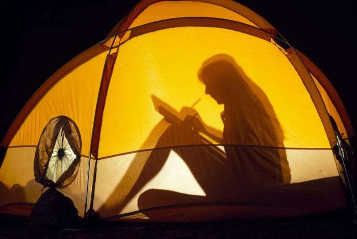 一项研究发现,人在荒野中待上数天后,创意解决问题的技巧明显提升。 PHOTOGRAPH BY MICHAEL NICHOLS, NATIONAL GEOGRAP