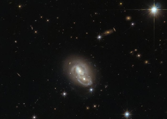 美国哈勃太空望远镜观察到5亿光年外两个星系以极高的速度相撞