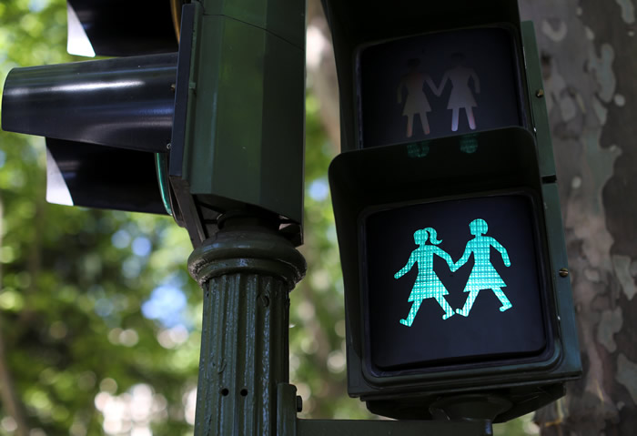 ͬ�����ߵĲʺ罾���£��������׶��������װ�����źŵ�ӭ�����罾����