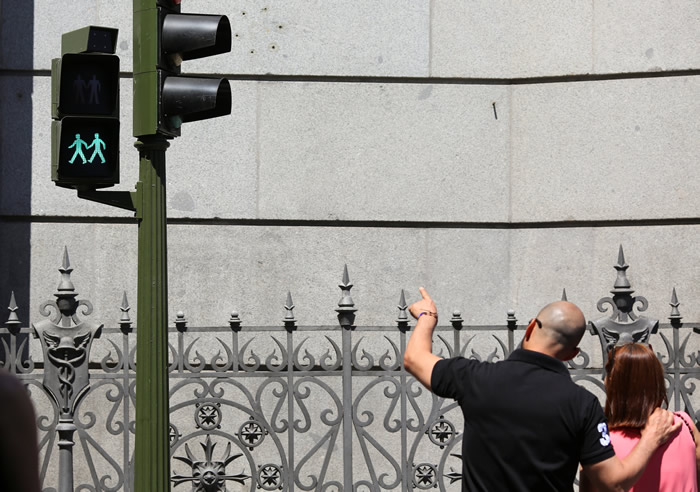 ͬ�����ߵĲʺ罾���£��������׶��������װ�����źŵ�ӭ�����罾����