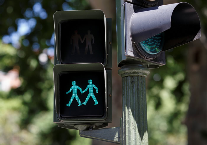 ͬ�����ߵĲʺ罾���£��������׶��������װ�����źŵ�ӭ�����罾����