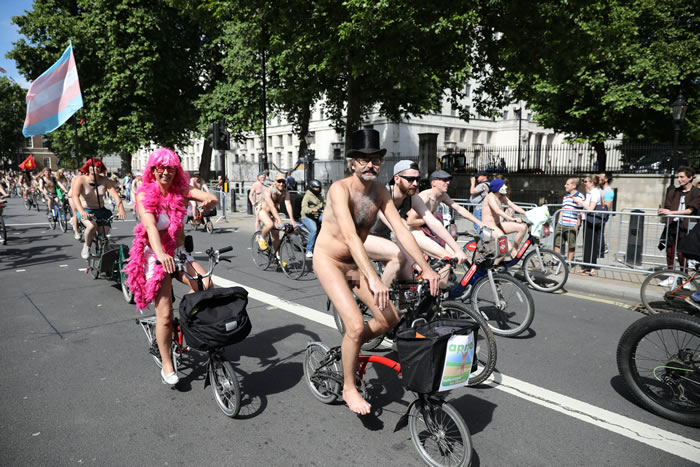 拯救地球、改骑单车、回归自然:英国伦敦举办“世界裸体单车日”