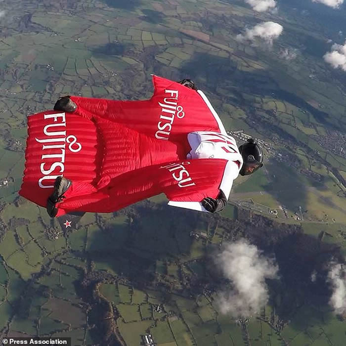 英国蝙蝠装滑翔运动男子Fraser Corsan3.5万呎高空跃下 时速401公里破吉尼斯世界纪录