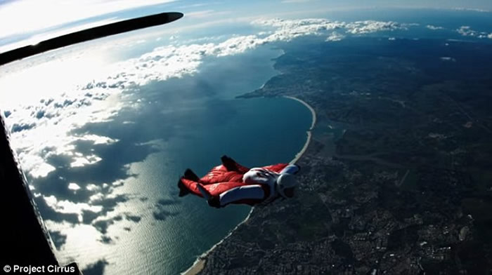 英国蝙蝠装滑翔运动男子Fraser Corsan3.5万呎高空跃下 时速401公里破吉尼斯世界纪录
