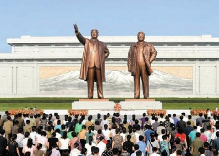 朝鲜国民损毁或沾污领导人的铜像被视为重罪。