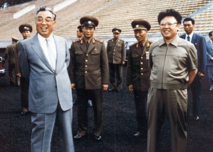 朝鲜民众自少灌输敬重金氏领袖思想,图为已故领袖金日成(左一)及金正日(右一)。(资料图片)