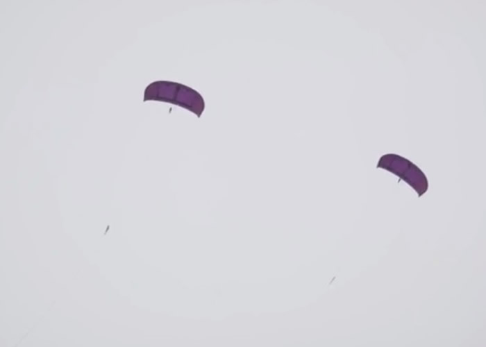 每2个一组的巨型风筝在空中飞翔时,互相拉扯拴绳拖动发电机。