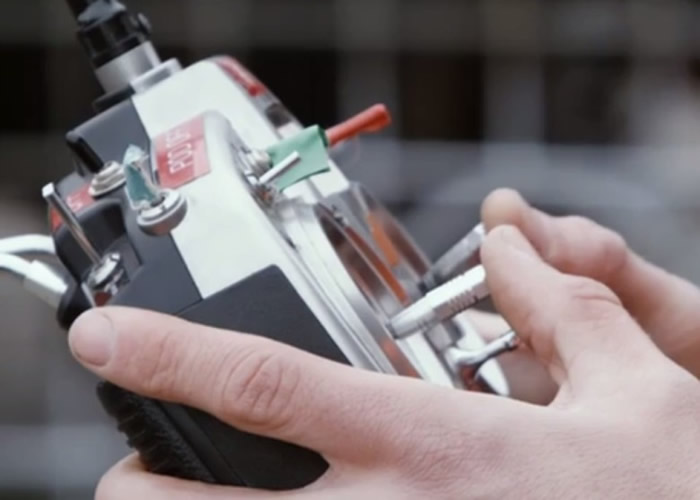 工作人员可以在地面如玩放风筝般,控制2个巨型风筝飞行。