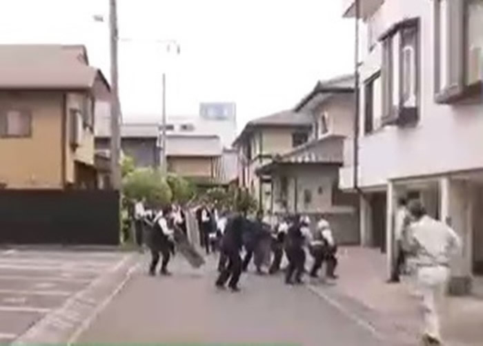 大批警员出动捉野猪。