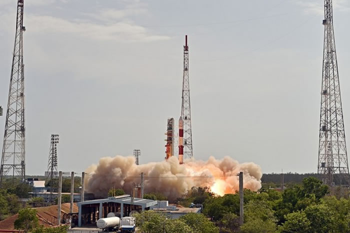 印度太空研究组织成功以“极轨卫星运载火箭”PSLV-C38将15个国家31颗卫星送上太空