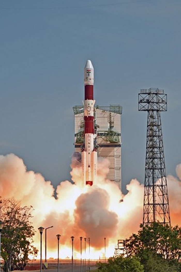 印度太空研究组织成功以“极轨卫星运载火箭”PSLV-C38将15个国家31颗卫星送上太空