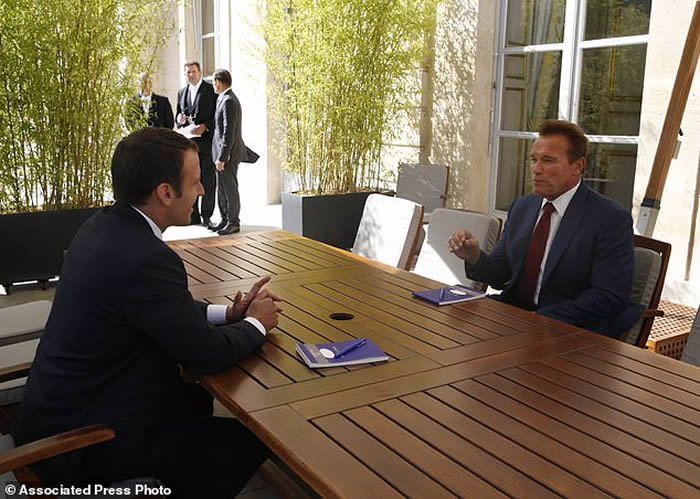 让地球再次伟大:阿诺斯瓦辛格与法国总统埃马纽埃尔·马克龙会面讽刺特朗普