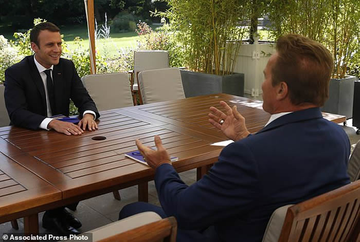 让地球再次伟大:阿诺斯瓦辛格与法国总统埃马纽埃尔·马克龙会面讽刺特朗普