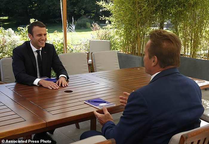 让地球再次伟大:阿诺斯瓦辛格与法国总统埃马纽埃尔·马克龙会面讽刺特朗普