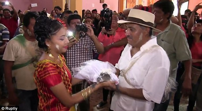 墨西哥圣佩卓乌瓦梅路拉的镇长每年都要娶一头新鳄鱼