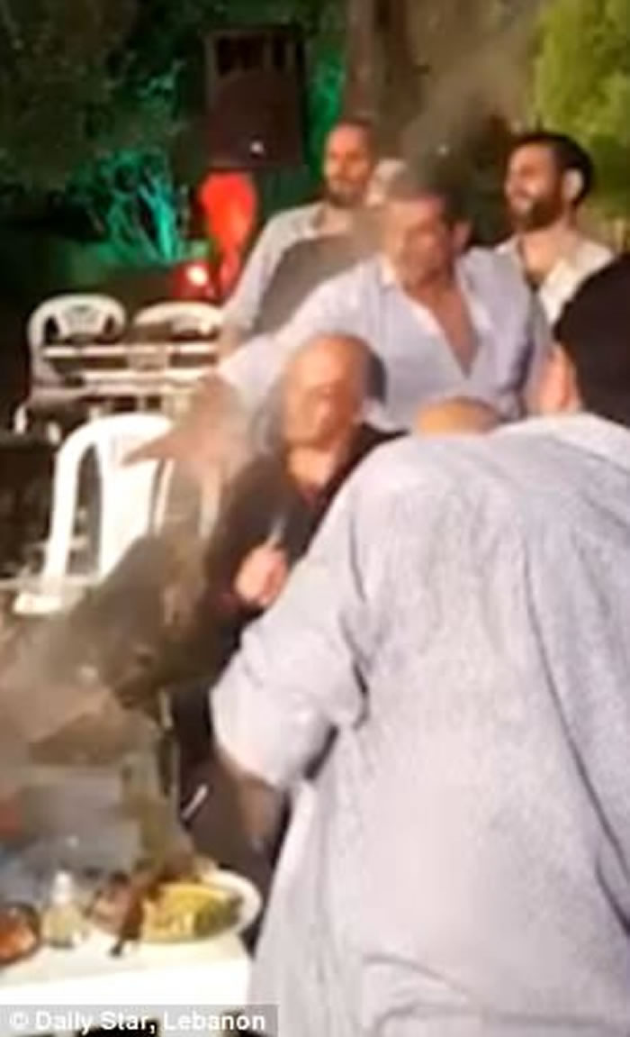 乐极生悲:黎巴嫩新郎在婚礼上拿AK47冲锋枪开枪庆祝 结果握不住枪枝变成四处扫射