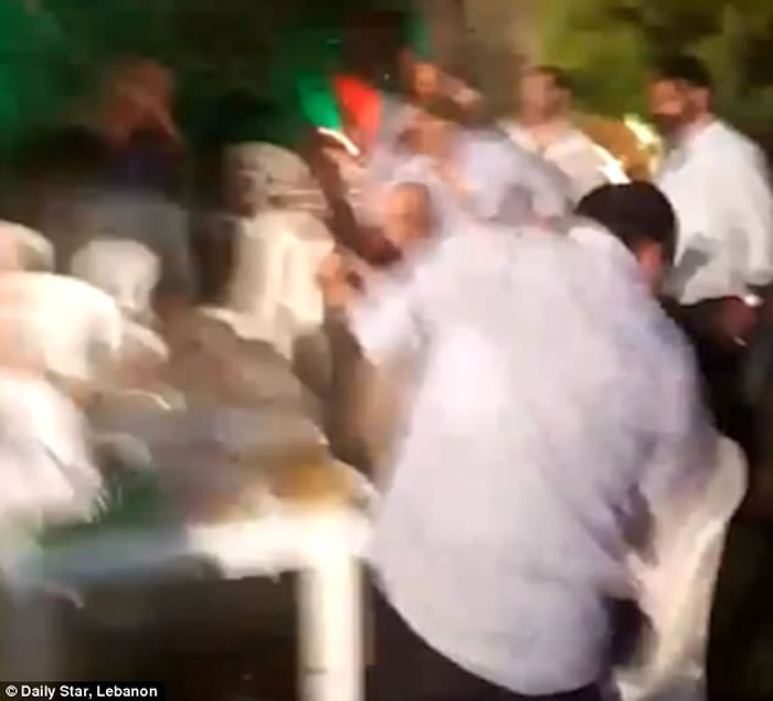 乐极生悲:黎巴嫩新郎在婚礼上拿AK47冲锋枪开枪庆祝 结果握不住枪枝变成四处扫射