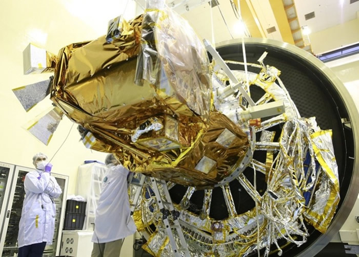 福卫五号进行热真空舱测试。