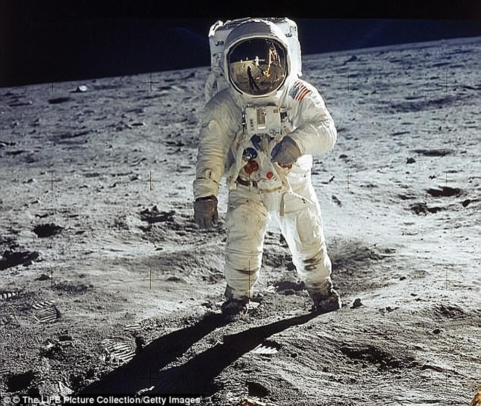 人类登陆月球48周年美国宇航员阿姆斯特朗首次登月所采集的月球尘土将