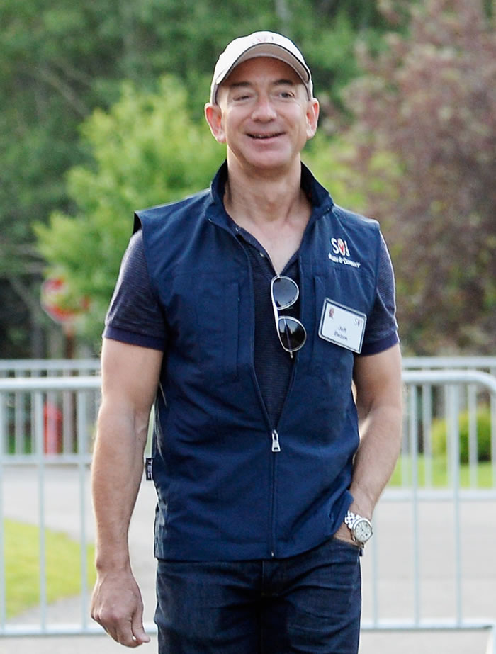 全球最大购物网站亚马逊(Amazon)执行长贝佐斯变身科技界巨石强森