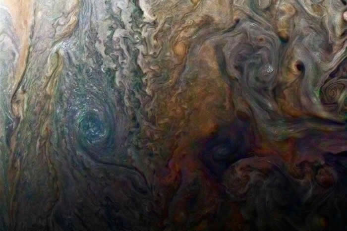 �����ŵ��ɫ��ǿ����Ӱ�����ֳ�ľ�������صĺڰߡ� PHOTOGRAPH BY NASA