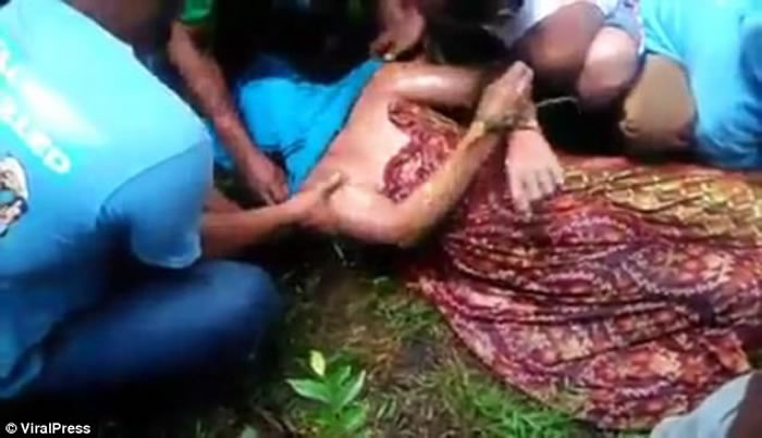 太离奇了！印尼男子河边沐浴遭巨鳄叼走 家人求助巫师后鳄鱼竟将尸体送回岸边