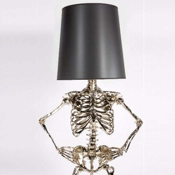 鬼月吓人专用:英国专营灯具设计的夫妇打造真人大小的骷髅立灯