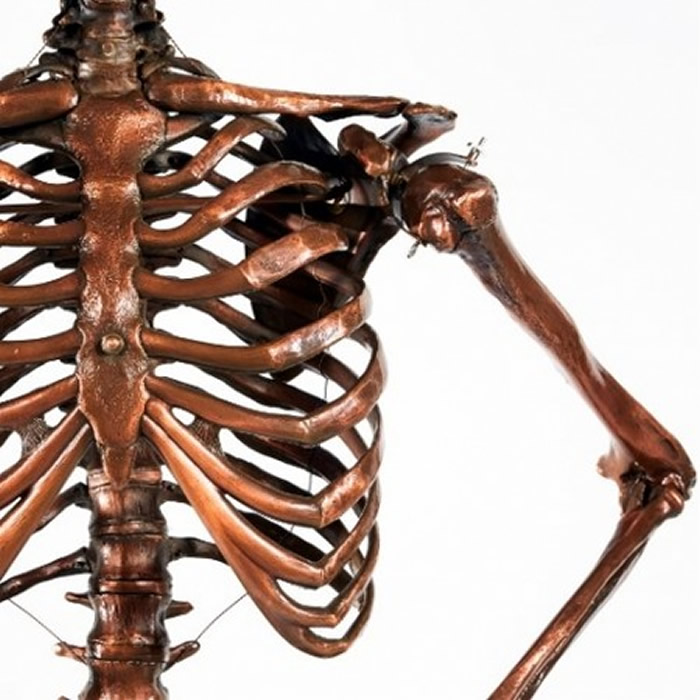 鬼月吓人专用:英国专营灯具设计的夫妇打造真人大小的骷髅立灯