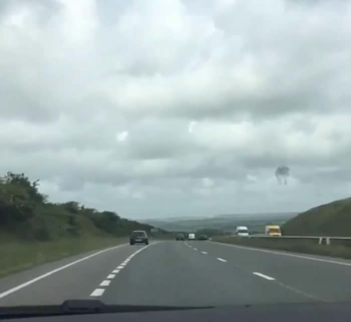 外星人造访？英国南部康沃尔郡天空发现UFO在旋转