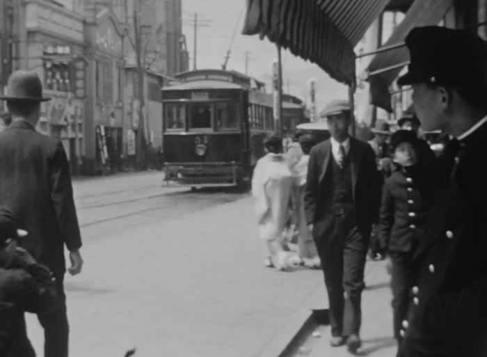 ��ӰƬ�У��ܹ�����˽⵱ʱ���ǵı������װ��