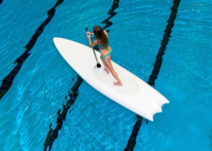 用家只要站在板上不断推拉,就可以稳定前进。